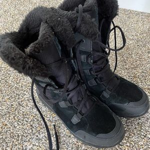 Size 9 Lightly used Columbia Boots